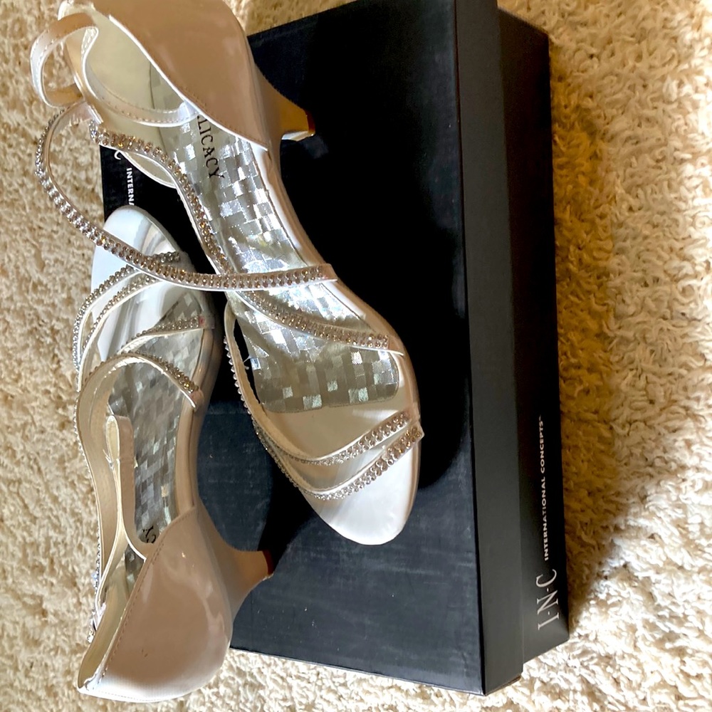 Delicacy dress shoes 1.5 inch heels never worn